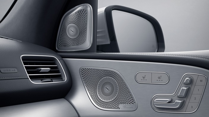 На иллюстрации изображен динамик акустической системы объемного звучания Burmester® класса High End в GLE купе Mercedes-Benz.