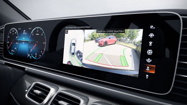 На иллюстрации изображена индикация камеры 360° на мультимедийном дисплее купе GLE Mercedes-Benz.