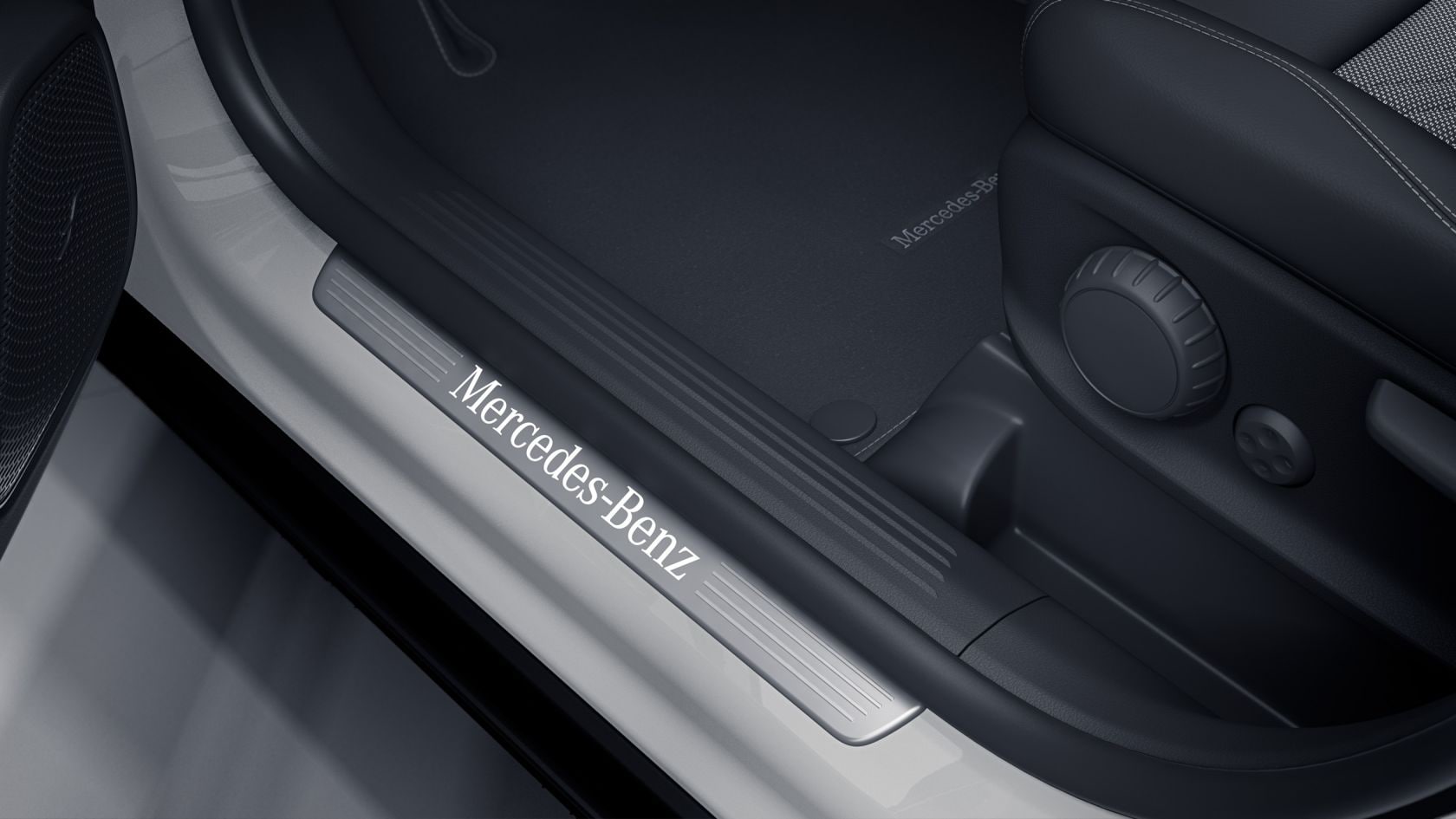 На иллюстрации: подсветка накладок порогов с надписью Mercedes-Benz нового Mercedes-Benz GLA.