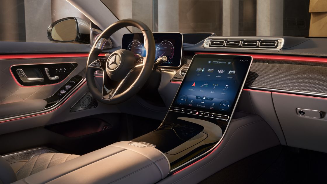 На иллюстрации изображена передняя панель седана S-Класса Mercedes-Benz.