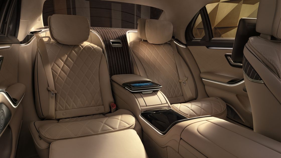 На иллюстрации изображена задняя часть салона седана S-Класса Mercedes-Benz.