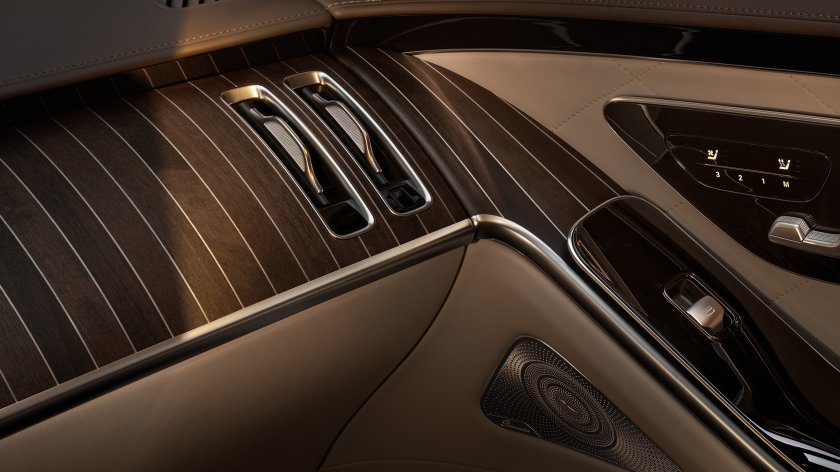 На иллюстрации изображен интерьер седана S-Класса Mercedes-Benz.