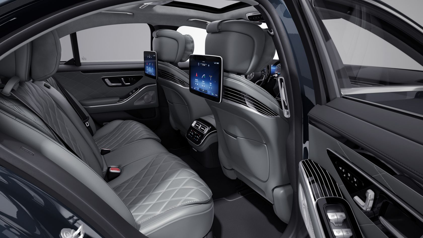 На иллюстрации изображен интерьер седана S-Класса Mercedes-Benz с пакетом элементов декоративной отделки «Эксклюзив».