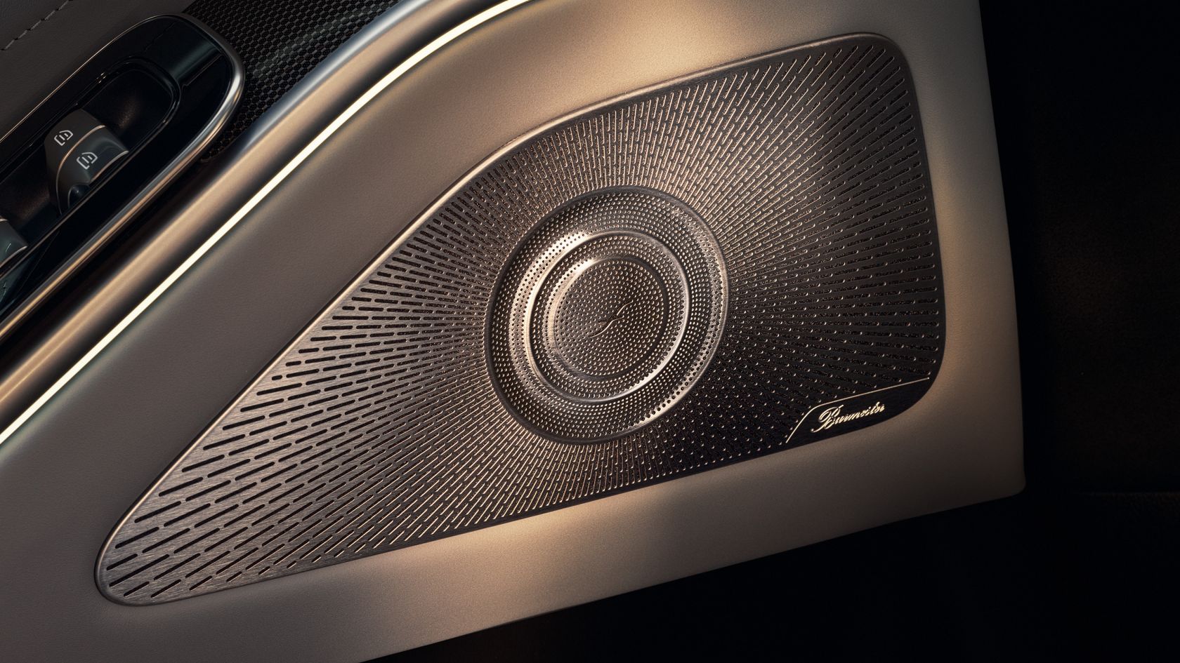 На иллюстрации изображена акустическая система объемного звучания Burmester® High-End 4D седана S-Класса Mercedes-Benz.