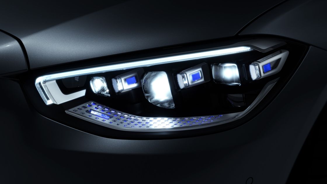 На иллюстрации изображены фары DIGITAL LIGHT седана S-Класса Mercedes-Benz.