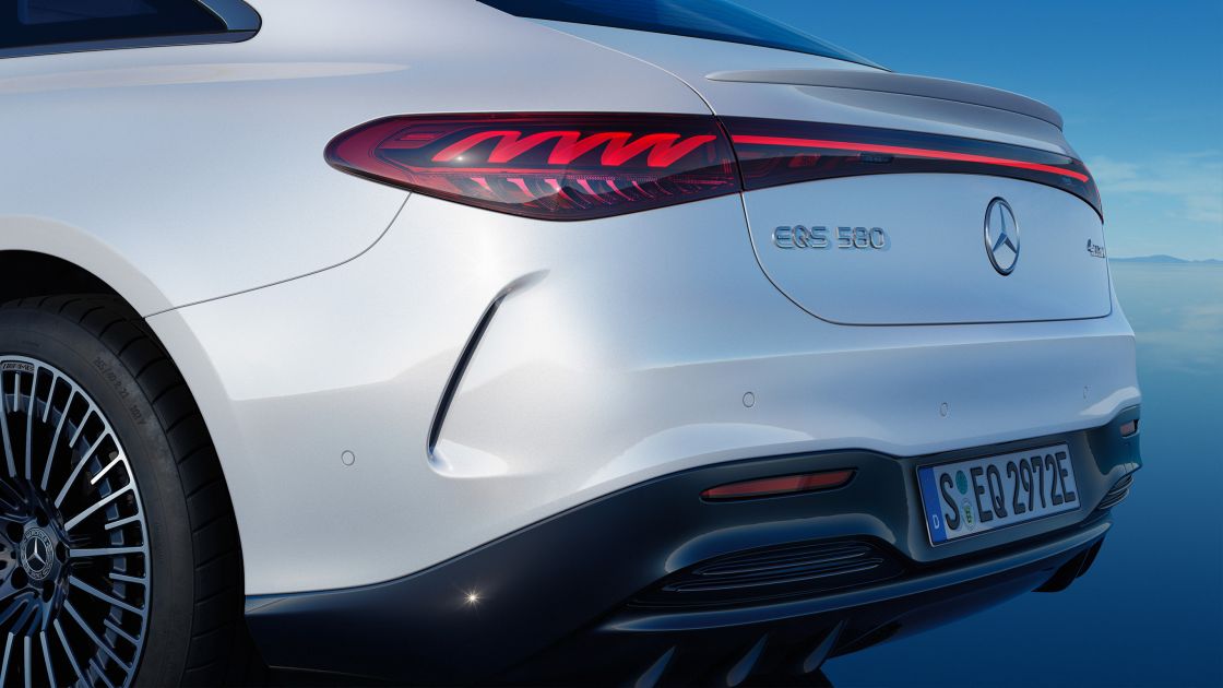 На иллюстрации крупным планом изображена задняя часть EQS Mercedes-EQ.