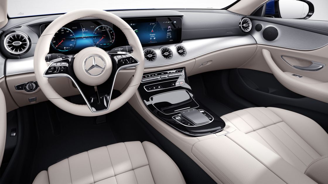 На иллюстрации изображены декоративные элементы в купе E-Класса Mercedes-Benz с покрытием из черного рояльного лака designo flowing lines.