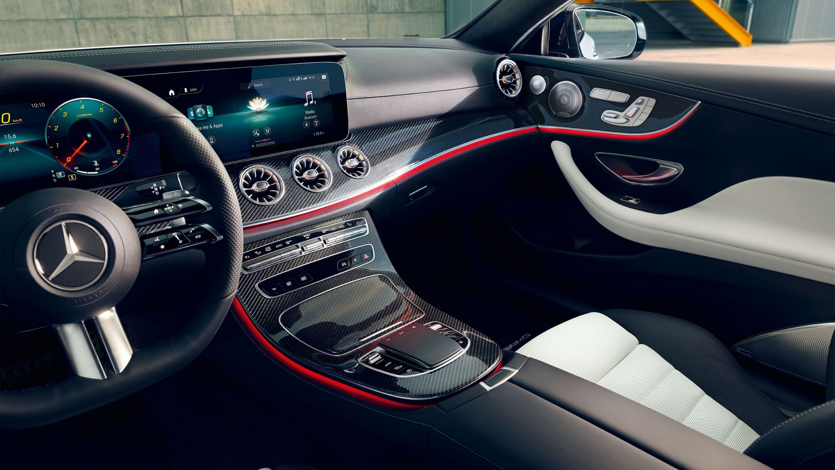 На иллюстрации изображен интерьер в купе E-Класса Mercedes-Benz.