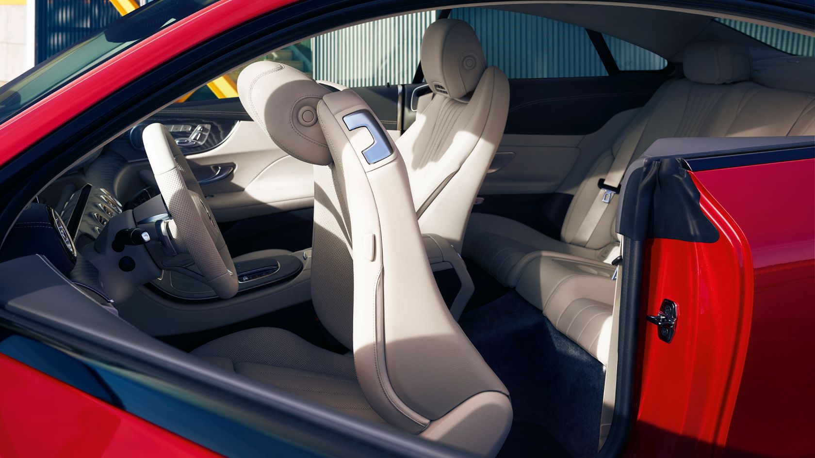 На иллюстрации изображена задняя часть салона в купе E-Класса Mercedes-Benz.